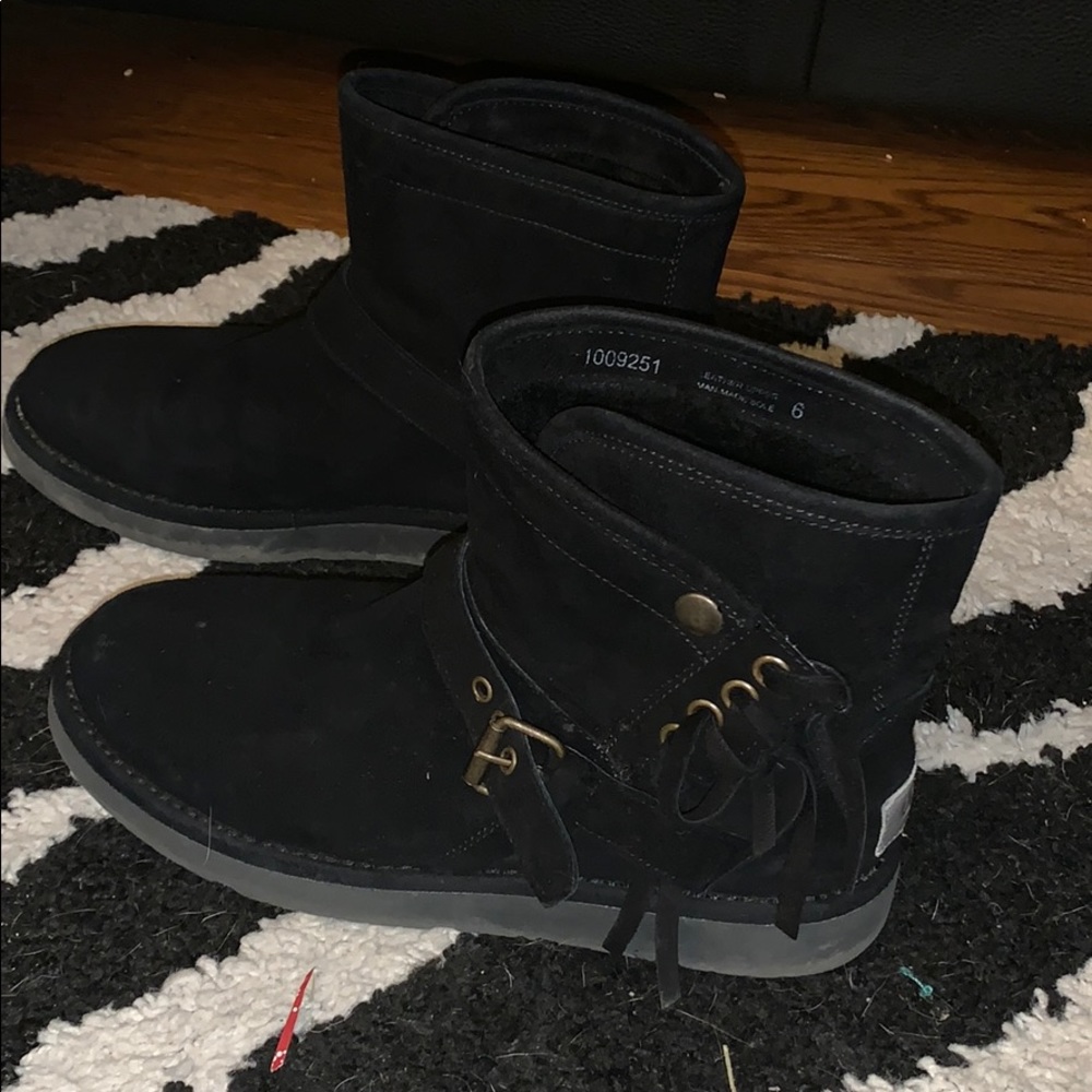Black barely worn Ugg boots